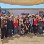 Grupo de personas con albinismo y sus familias reunidas en un encuentro de la Corporación Albinos Chile, usando lentes de sol por fotosensibilidad.