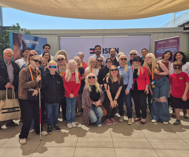 Grupo de personas con albinismo y sus familias reunidas en un encuentro de la Corporación Albinos Chile, usando lentes de sol por fotosensibilidad.
